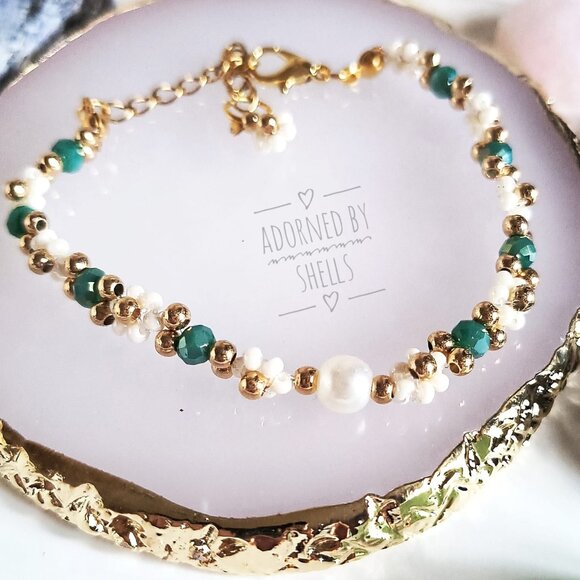 Floral Daisy Beaded Handmade Bracelet, Minimalist Stainless Steel Gold Accessory - Picture 8 of 9